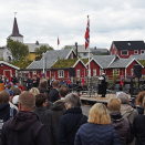 Mange av innbyggerne var samlet for ta imot Kongeparet og følge kulturprogrammet i Reine. Foto: Sven Gj. Gjeruldsen, Det kongelige hoff